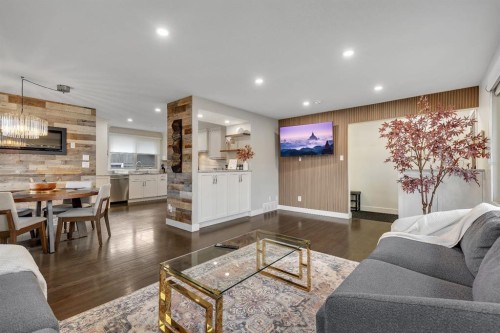 3 Cardiff Drive Nw, Calgary, AB - Indoor Photo Showing Living Room