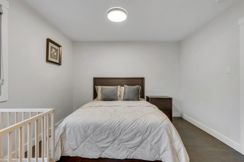 3 Cardiff Drive Nw, Calgary, AB - Indoor Photo Showing Bedroom