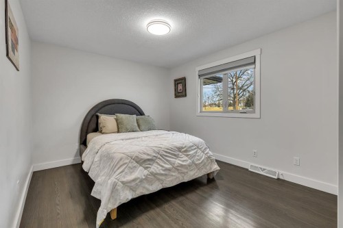 3 Cardiff Drive Nw, Calgary, AB - Indoor Photo Showing Bedroom