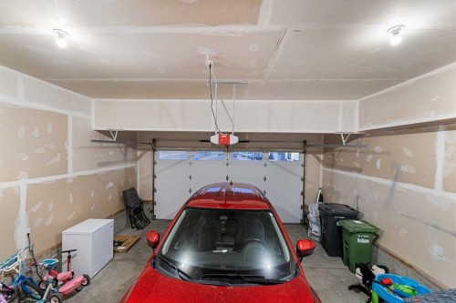 753 Edgefield Crescent, Strathmore, AB - Indoor Photo Showing Garage