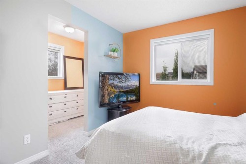 130 Morningside Point Sw, Airdrie, AB - Indoor Photo Showing Bedroom