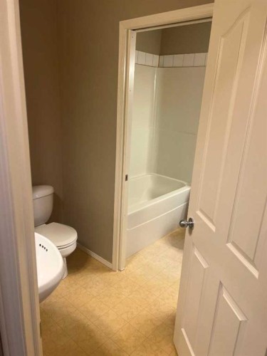 40 Bridlewood Gardens Sw, Calgary, AB - Indoor Photo Showing Bathroom