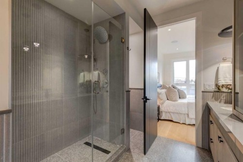 637 51 Avenue Sw, Calgary, AB - Indoor Photo Showing Bathroom