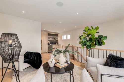 637 51 Avenue Sw, Calgary, AB - Indoor Photo Showing Living Room