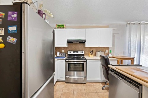 132 Mt Apex Green Se, Calgary, AB - Indoor Photo Showing Kitchen