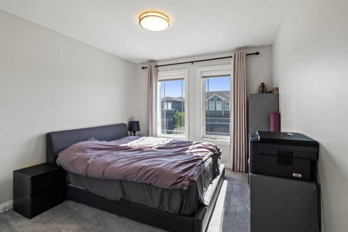 52 Evansfield Manor Nw, Calgary, AB - Indoor Photo Showing Bedroom