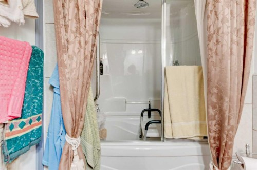 414 Mt Cornwall Circle Se, Calgary, AB - Indoor Photo Showing Bathroom