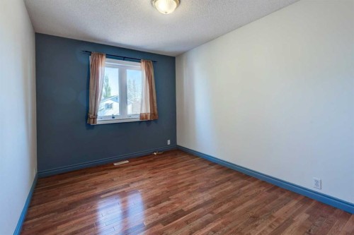 414 Mt Cornwall Circle Se, Calgary, AB - Indoor Photo Showing Other Room