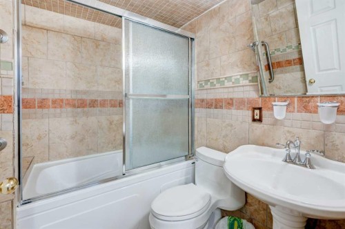 414 Mt Cornwall Circle Se, Calgary, AB - Indoor Photo Showing Bathroom