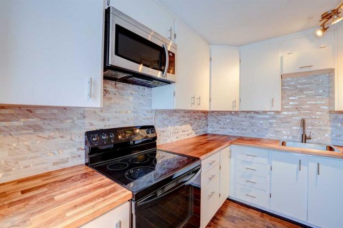 3131 Dover Crescent Se, Calgary, AB - Indoor Photo Showing Kitchen