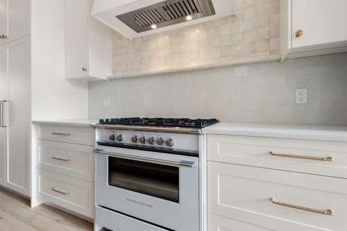 2115 22 Avenue Sw, Calgary, AB - Indoor Photo Showing Kitchen
