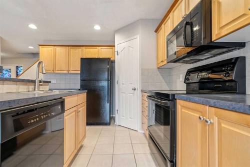 146 Everwillow Close Sw, Calgary, AB - Indoor Photo Showing Kitchen