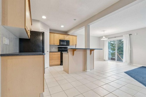 146 Everwillow Close Sw, Calgary, AB - Indoor Photo Showing Kitchen