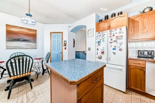 128 Erin Meadow Way Se, Calgary, AB - Indoor Photo Showing Kitchen