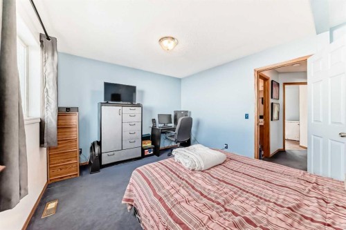 128 Erin Meadow Way Se, Calgary, AB - Indoor Photo Showing Bedroom