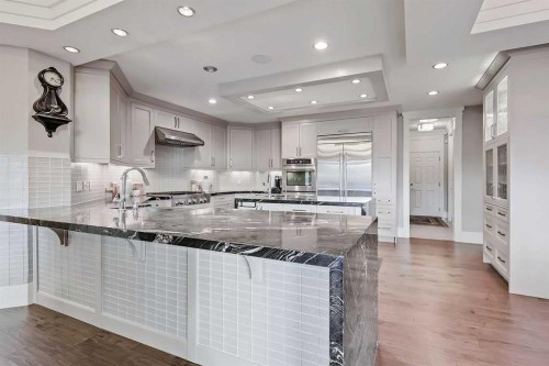 32 Aspen Ridge Manor Sw, Calgary, AB - Indoor Photo Showing Kitchen With Upgraded Kitchen