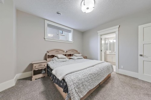 32 Aspen Ridge Manor Sw, Calgary, AB - Indoor Photo Showing Bedroom