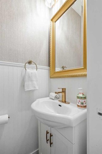 808 Coopers Square Sw, Airdrie, AB - Indoor Photo Showing Bathroom