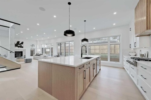 4840 22 Avenue Nw, Calgary, AB - Indoor Photo Showing Kitchen With Upgraded Kitchen