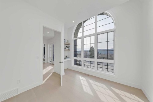 4840 22 Avenue Nw, Calgary, AB - Indoor Photo Showing Other Room