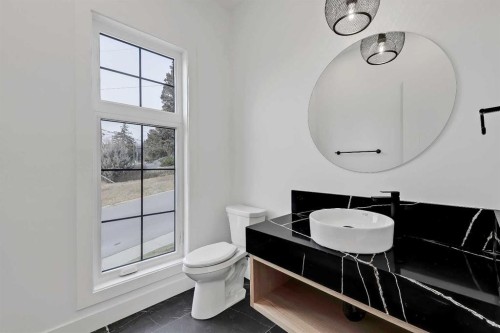 4840 22 Avenue Nw, Calgary, AB - Indoor Photo Showing Bathroom