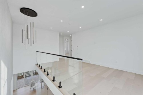 4840 22 Avenue Nw, Calgary, AB - Indoor Photo Showing Other Room