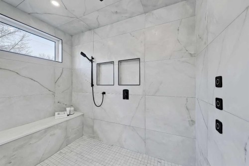 4840 22 Avenue Nw, Calgary, AB - Indoor Photo Showing Bathroom