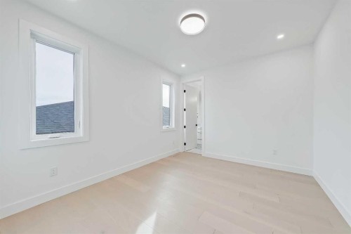 4840 22 Avenue Nw, Calgary, AB - Indoor Photo Showing Other Room