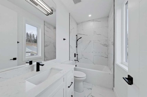4840 22 Avenue Nw, Calgary, AB - Indoor Photo Showing Bathroom