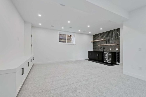 4840 22 Avenue Nw, Calgary, AB - Indoor Photo Showing Other Room