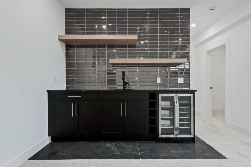 4840 22 Avenue Nw, Calgary, AB - Indoor Photo Showing Other Room