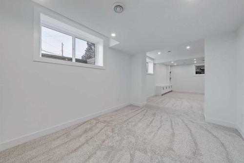 4840 22 Avenue Nw, Calgary, AB - Indoor Photo Showing Other Room