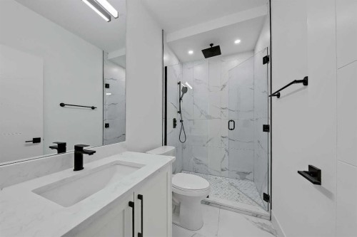 4840 22 Avenue Nw, Calgary, AB - Indoor Photo Showing Bathroom