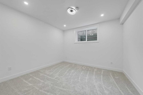 4840 22 Avenue Nw, Calgary, AB - Indoor Photo Showing Other Room