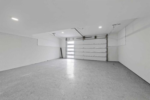 4840 22 Avenue Nw, Calgary, AB - Indoor Photo Showing Garage