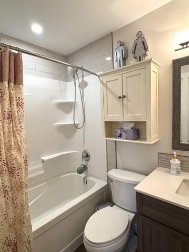 124 Glenpatrick Drive Sw, Calgary, AB - Indoor Photo Showing Bathroom