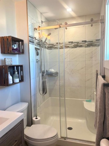 124 Glenpatrick Drive Sw, Calgary, AB - Indoor Photo Showing Bathroom