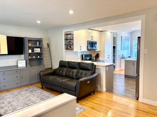 124 Glenpatrick Drive Sw, Calgary, AB - Indoor