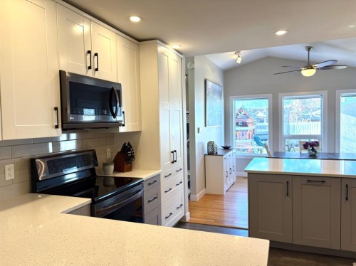124 Glenpatrick Drive Sw, Calgary, AB - Indoor Photo Showing Kitchen
