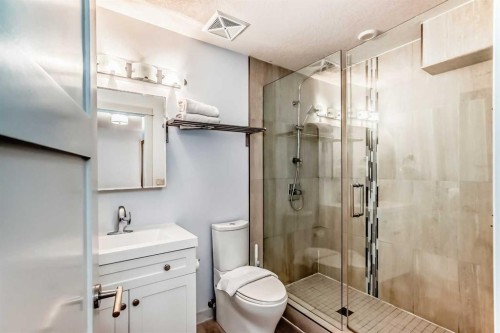 1-1406 2Nd Avenue, Canmore, AB - Indoor Photo Showing Bathroom