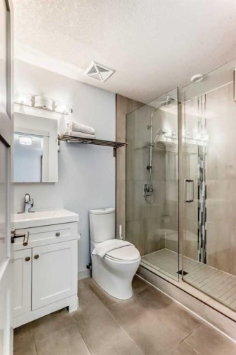 1-1406 2Nd Avenue, Canmore, AB - Indoor Photo Showing Bathroom