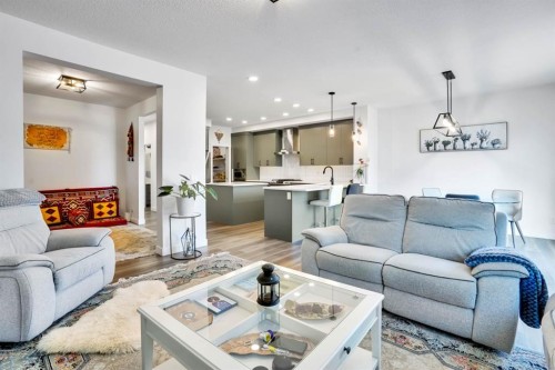 353 Walcrest View Se, Calgary, AB - Indoor Photo Showing Living Room