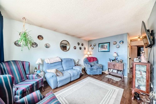 16 Beaver Dam Place Ne, Calgary, AB - Indoor Photo Showing Living Room