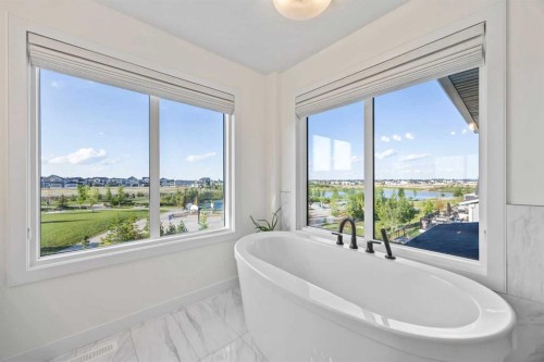 656 Bayview Way Sw, Airdrie, AB - Indoor Photo Showing Bathroom