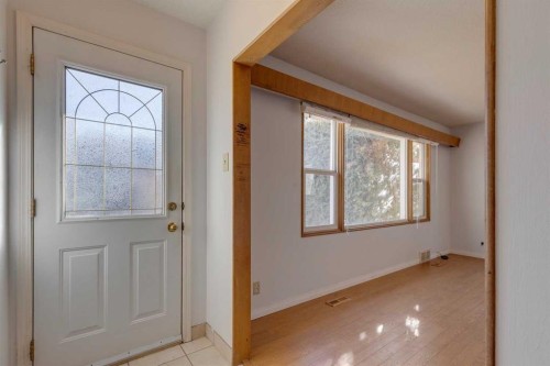 519 34 Street Nw, Calgary, AB - Indoor Photo Showing Other Room