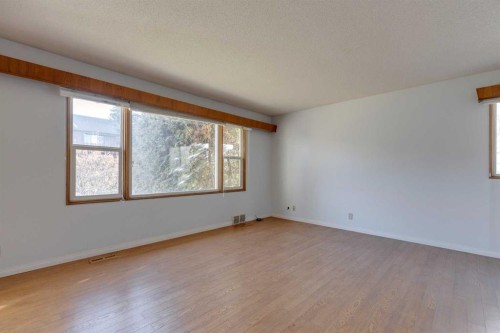 519 34 Street Nw, Calgary, AB - Indoor Photo Showing Other Room