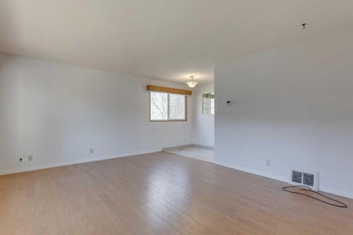 519 34 Street Nw, Calgary, AB - Indoor Photo Showing Other Room