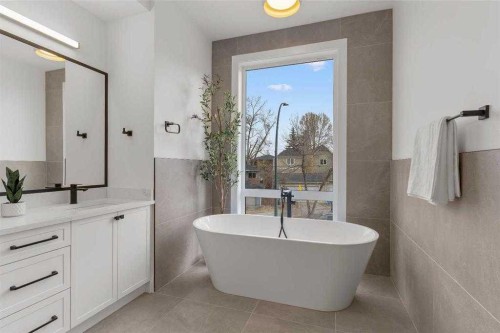 2325 23 Street Nw, Calgary, AB - Indoor Photo Showing Bathroom