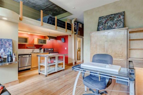 102-59 Glamis Drive Sw, Calgary, AB - Indoor Photo Showing Other Room