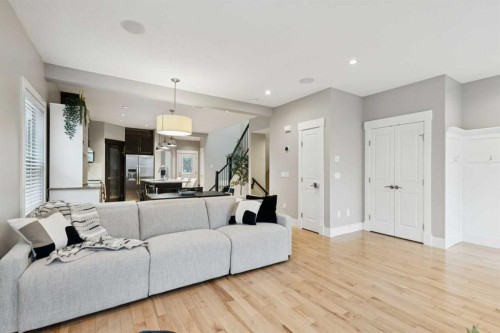 4509 19 Avenue Nw, Calgary, AB - Indoor Photo Showing Living Room